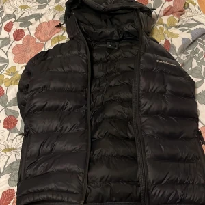 Vinter jacka - 10/10 inte använd mycket alls. Original priset ligger på 1999 kr. 170 cm 