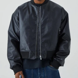 Bomberjacka från BOOHOO MAN - Aldrig använt bomberjacka i pu. Köpte till sambo men han tyckte inte om den. Jag tänkte ha den men den är lite för stor i armarna. Jackan är croppad. Köpt för 552kr, säljer för 150kr! 