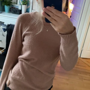 Stickad beige tröja  - En mysig mörkbeige stickad tröja från lager 157. Använd fåtal gånger. En simpel fin tröja som passar till det mesta💗