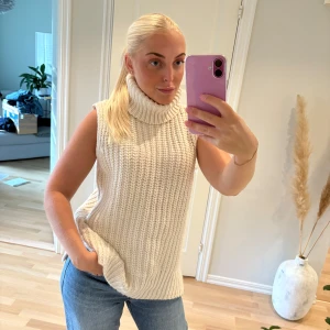 Stickad väst med krage - Stickad tröja/väst med polokrage. 