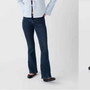 Gina tricot jeans  - Jeans från Gina tricot, storlek 40 men passar en 38 också. Slutsålda i många storlekar. De e små i storleken då jag själv brukar ha 38 och de passar mig bra☺️nypris 500