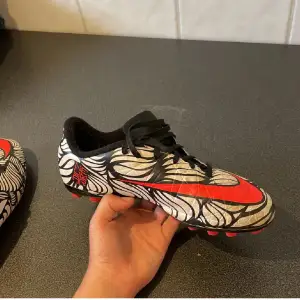 Tjenare, säljer dessa fina sällsynta Nike hypervenoms så dom tyvärr blivit för små, använda 3-4 ggr och är i väldigt fint skick. Vid fler frågor kom pm!