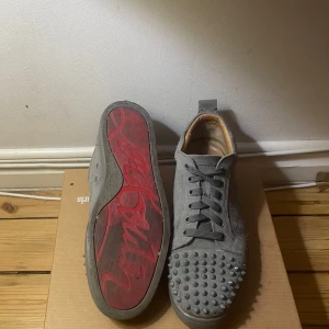 Christian louboutin - Gråa louboutins, man i storlek 44. Har haft i ett år och skicket är helt okej. De går att tvätta dem och några spikar är borta. Pris kan diskuteras. Fraktar bara!