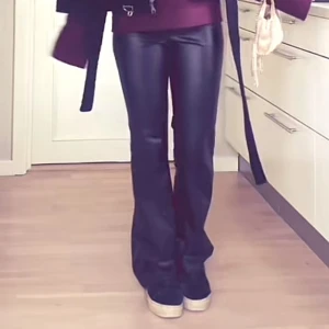 Skinnbyxor - Säljer ett par liknande skinnbyxor som på bilden❤️ skriv för egna bilder, köpta för 600