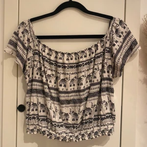 Croptop - Svart och vit croptop med mönster och elefanter. Stl M från H&M