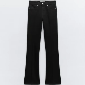 Zara jeans  - Säljer mina jättefina bootcut zara jeans då de är förlånga på mig, de är i storlek 36 och utan skador då det knappt har använts💗