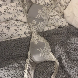 Intimissimi bh - Säljer denna fina bh då den inte används längre, använt skick annars superfin💖