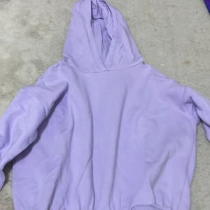 Lila huddie  - Lila hoodie från Kappahl, använd ungefär 2 gånger . Storlek 158/164 ( xs ) 