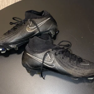 Fotbollskor Nike Phantom - Högsta model på Nike Phantom svarta. Riktig sköna och stabila i foten. Kostar 2300 kr