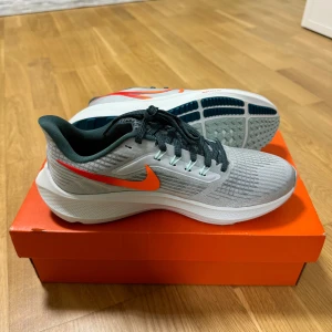 Nike Air Zoom Pegasus 39 Pure Platinum Total Orange - Helt nya skor oanvänd 