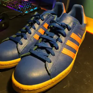 Adidas Campus 80s City Flip🙌 I väldigt bra skick. Köptes i somras och använts endast 5 gånger.  City Flip är adidas serie som ändrar färg efter använding. Dessa kommer med tiden bli gröna som visas på bild. Nypris 1099 Pris kan diskuteras😁🙌