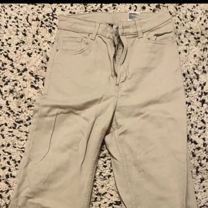 Jeans - Snygga beiga jeans i högmidja, passar bra till folk med strl S om man vill att de ska sitta lite pösigare. Straight legged och ganska stretchiga.