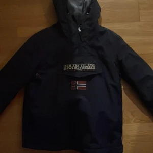 Napapijri jacka  - Jacka från napapijri, använd 1 vecka. Har även flis inuti så är perfekt till vintern. Hör av er vid funderingar!