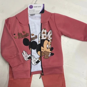 Barnkläder - Upptäck vår underbara barnmysdräkt med älskade Musse Pigg som motiv! Perfekt för både lek och avkoppling, denna set består av en mysig tröja med praktisk dragkedja och matchande byxor.