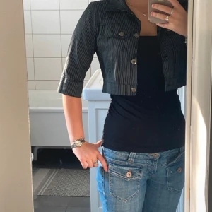 Kort jacka/bolero - Jättefin tunn jacka/bolero i coolt mönster. Den är lite stretchig i materialet. Står inget märke så vet tyvärr inte. Står storlek M men skulle säga att den passar S bättre. 