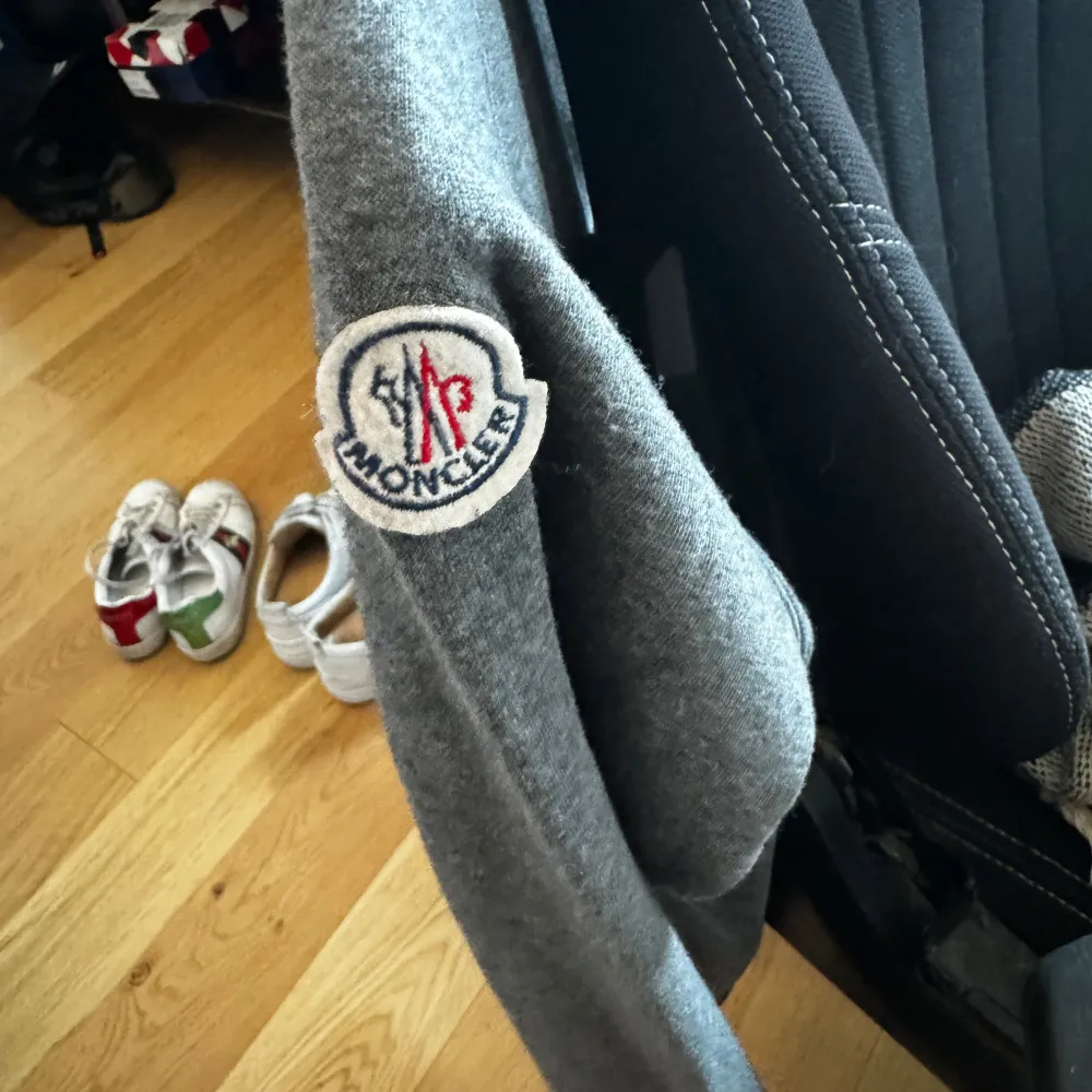 Tja säljer nu min riktigt snygga moncler sweatshirt då den är för liten för mig! Storlek S!, passar dig som är 160-172. Hoodies.