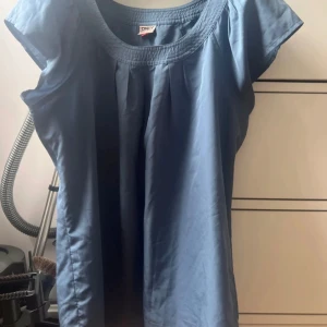 Volangblus - En jättefin blus i marinblå färg, knappt använd så i väldigt fint skick.