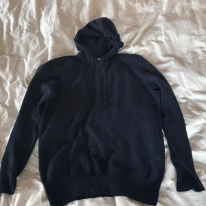 Soft goat hoodie - Soft goat hoodie i storlek L men passar M. Några enstaka hål som jag inte orkar sy ihop igen så säljer den istället. Nypris ca 4000. Mitt pris= 699kr. Sjukt bra pris för vad nypriset är på. 