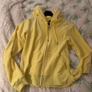 Juicy Couture Tröja - Säljer min fina Juicy Couture tröja då den tyvärr blivit för stor! Strl M, använt sparsamt! Finns ett par matchande byxor till salu💛