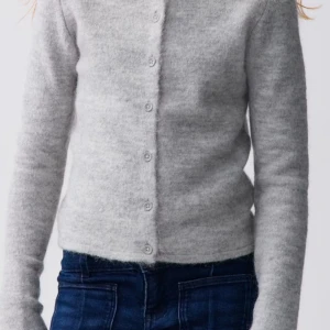 Stickad kofta - Grå snygg skickad kofta från Gina Tricot. Använd en gång. Köpte den för 270 kr. I storlek 158/164 men passar även xs då jag har xs i vanliga fall💖