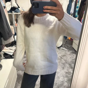 Stickad tröja, 100% ull ☁️ - Superfin stickad tröja i 100% ull, fin kvalité och med prislapp kvar från Zara 🌥️🌥️ Vit/cremefärgad 