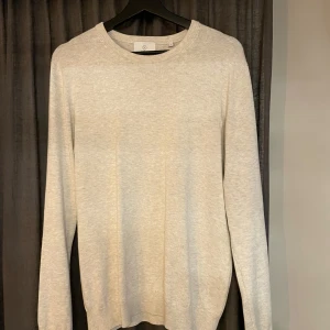 Stickad tröja - Säljer denna riktigt feta stickade tröjan som är i nyskick, använd 1 gång men är tyvärr för liten för mig! Hör av er vid frågor eller funderingar!