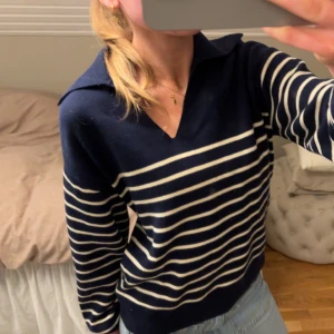 Stickad tröja - Jättefin stickad tröja från Other Stories. Storlek S. Sparsamt använd😍