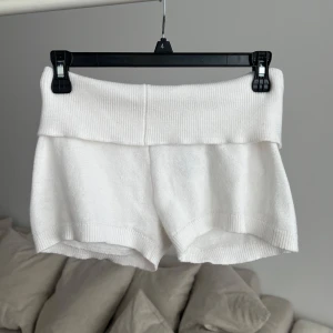 Vita Yogashorts <3 - Minishorts från Gina i storlek 158/164, passar dock mig med storlek XS/S. Korta och lågmidjade. Endast tvättade en gång <3