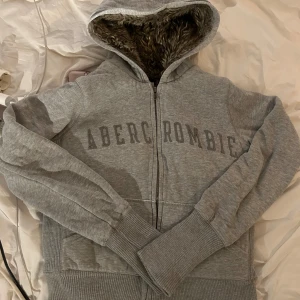 Abercrombie & Fitch zip hoodie - Säljer denna vintage Abercrombie & Fitch Fur zip hoodie i storlek M. Super bra skick, hör av er vid frågor. Säljer endast vid bra pris! (Liten i storlek så skulle säg att den passar S mer)