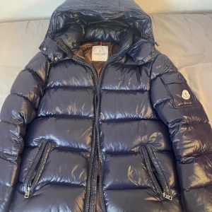 Moncler maya jacka - Hej! Vill sälja nu min mocler maya jacka  som är perfekt för vinter. Skick 10/10 knappt använd.  Och Det finns inga problem med den