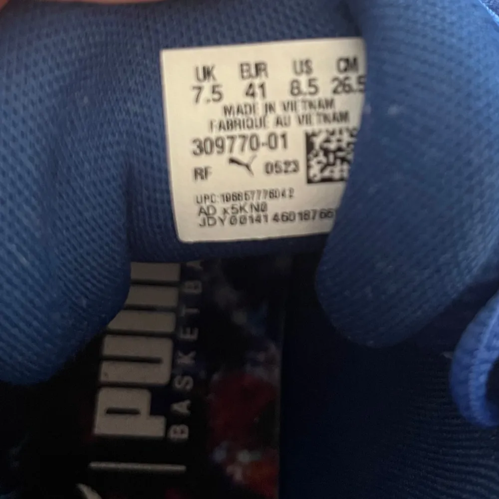 Säljer ett par coola blå basket sneakers från Puma, Puma LaMelo Ball MB.01 Team Blazing Blue. Skorna har ett unikt mönster och snörning framtill. Perfekta för både spel och vardag. De är i nyskick och redo för nya äventyr!. Kengät.