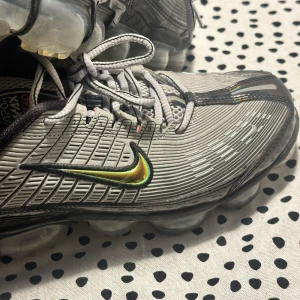 Nike Vapor Max 360 - Nike vapor är tillverkad med 40% återvunnet material i förhållande i förhållande till sin vikt. Skon avger  känslan som att ha strumpa på sig. Flexa dig in i framtiden med denna sko 🤝