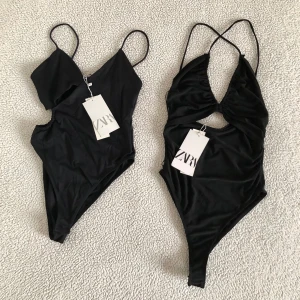 ZARA två svarta bodys med cut-out - Otroligt snygga bodys från ZARA. Båda har cut-out detaljer, storlek S i båda. Nya med prislappar kvar. 250kr / styck eller båda för 400kr.