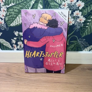 HEARTSTOPPER BOK 4 ENG. - Boken är ej läst men har varit öppnad, syns lite granna på bokens ”ryggrad”. Annars är den helt okej skick. Säljer p.g.a har dubbletter. Boken är på engelska. Köptes för 229kr. Skicka meddelande för frågor!💕
