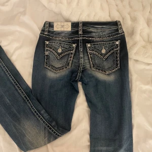 Miss Me jeans - Köpte dom för 1900kr. Har använt dom runt 5 gånger så de är i bra skick, har dock sprättat upp sömmarna längst ner på byxorna då de var för korta på mig. Fraktkostnad tillkommer!🫶🏻✨