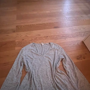 Grå tröja  - Grå långärmad tröja från Hm, begagnad men knappt använd. Fin passform, är ganska oversize men väldigt mysig 
