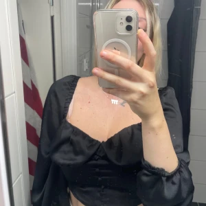 Satin topp med knappar från Gina Tricot - Satin topp med knappar från Gina Tricot fint skick ! 