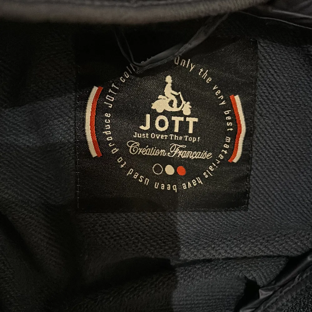 En jott cardigan använd max 10 gånger, storlek xs men passar s med T-shirt under.  Ser ut som en moncler cardigan. Går inte att köpa längre.. Tröjor & Koftor.