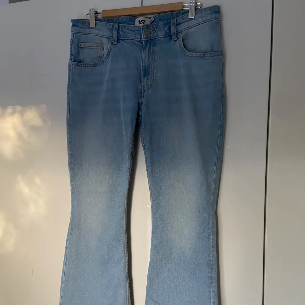 Snygga lågmidjade bootcut jeans från Lager 157. Säljer då de blivit förstora och inte kommer till användning. Storlek xl short leght. . Jeans & Byxor.