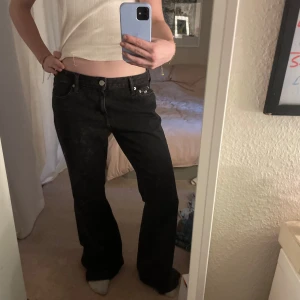 Lågmidjade bootcut jeans - Lågmidgade bootcut jeans från Tommy hilfiger, helt nya aldrig använda då jag tyvärr råka köpa fel storlek. Köpta för 1200 W 29 L 32💗