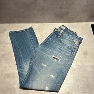 Replay Blue Jeans  - Ett par riktigt feta Replay blue Jeans i storlek: W32 L32. Skick 8/10. Snygga och Unika nu till hösten!