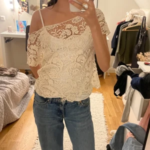 Vit blus  - Hur fin🤩den har ett jättebra sick och är använd få gånger❤️🥰🤩