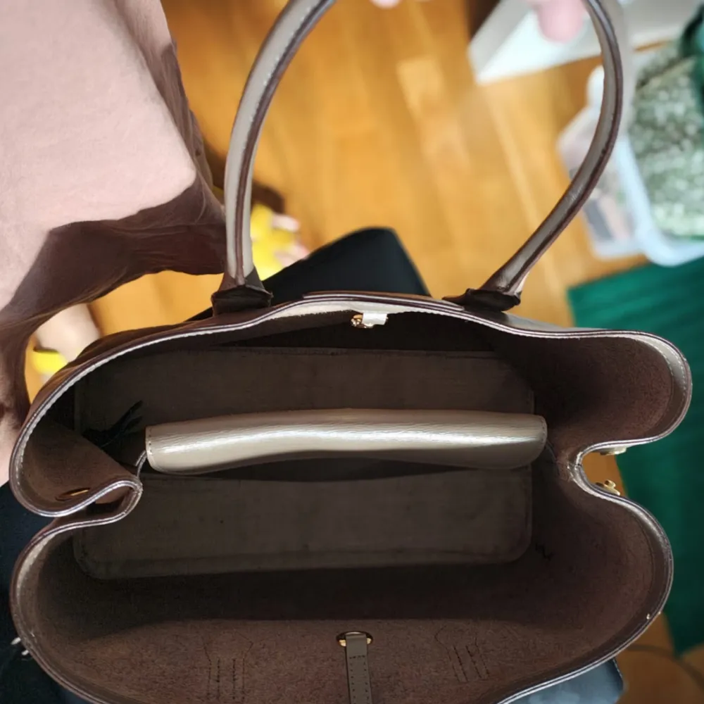 1000 kr min accepterad pris. 41 cm bredd 27cm höjd. Tålig läder väska. Funkar riktigt bra för att även använda det som en carry on väska när man reser eller i daglig användning med något tyngre vikt. Får plats med en laptop. Även en större modell.. Accessoarer.