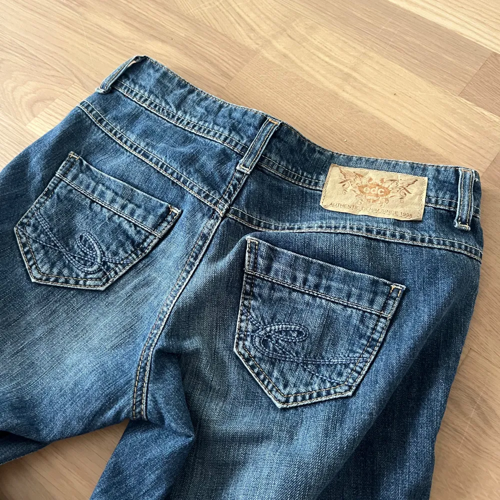 Lågmidjade jeans köpta secondhand, superfina och fint skick, säljer då dom är alldeles för långa . Jeans & Byxor.