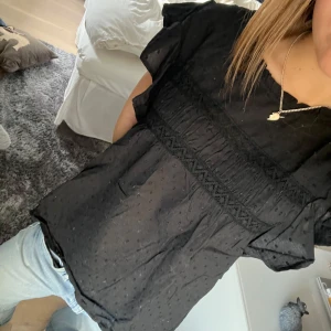 Blus  - Säljer nu en jättefin blus som passar perfekt nu i höst! Stl S. Bra skick!