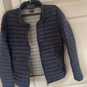 Colmar jacka - En Colmar jacka perfekt nu till kallare tider. Skick: 8/10. Storlek: 166 cm. Pris: 700 kr. Dm för frågor eller funderingar 