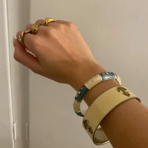 Såå fina armband - Det smalare går att öppna upp, men inte det bredare, riktigt najs unika armband!!💛