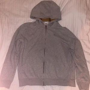 Burberry Hoodie  - Säljer min Burberry Hoodie eftersom att jag har knappt använt den (Använts 2-3 gånger) . Fråga gärna ifall du har frågor!  Pris går att förhandla.