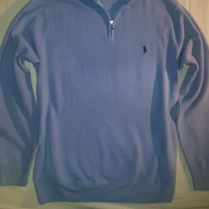 Raffe halfzip - Ljusblå halv zip i storlek M i bra skick 