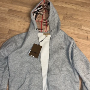 Burberry - Säljer nu min fina kofta i storlek L